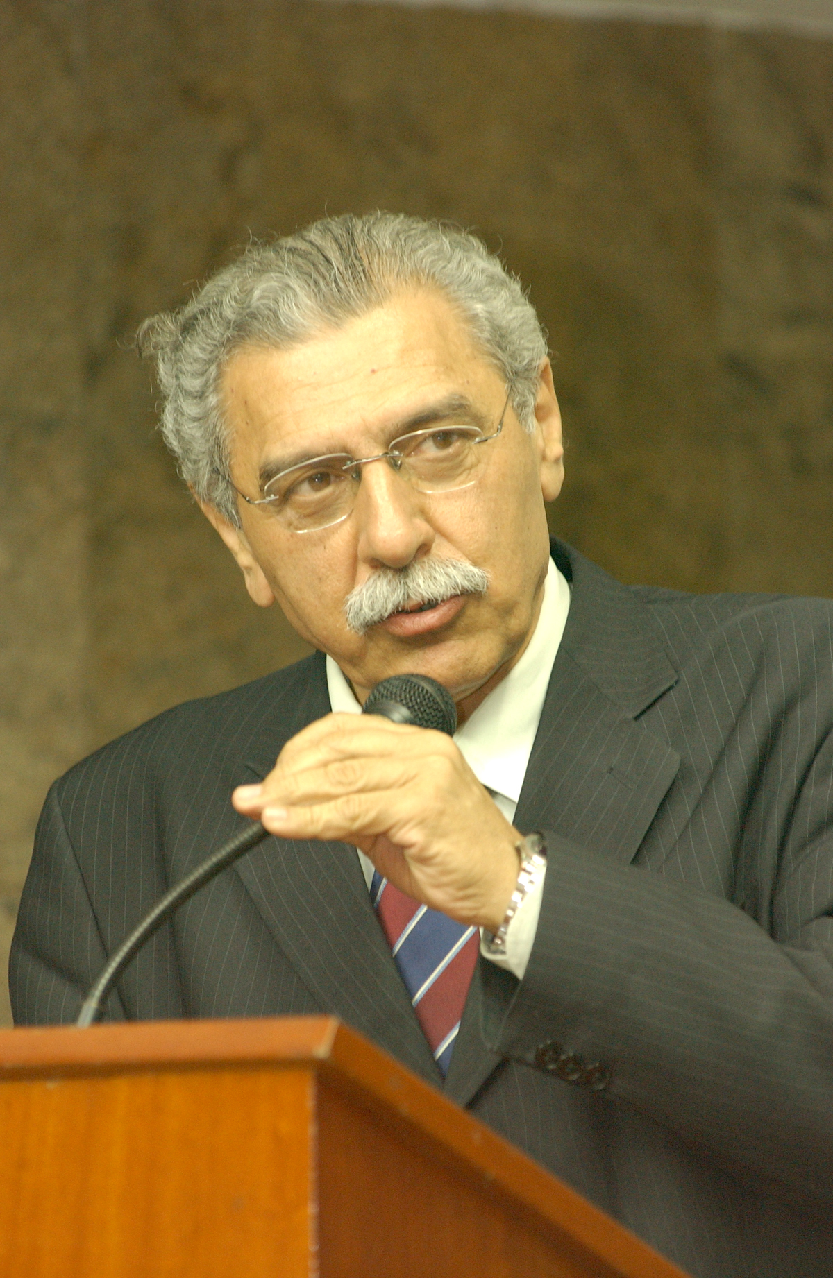 Jamil Murad, deputado federal pelo PCdoB<a style='float:right;color:#ccc' href='https://www3.al.sp.gov.br/repositorio/noticia/03-2008/racismo657mau.jpg' target=_blank><i class='bi bi-zoom-in'></i> Clique para ver a imagem </a>