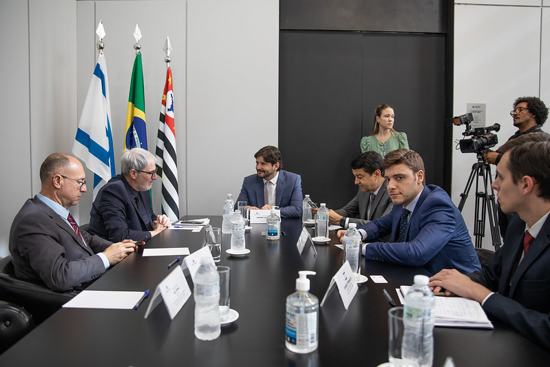 Visita do C�nsul de Israel � Alesp<a style='float:right' href='https://www3.al.sp.gov.br/repositorio/noticia/N-04-2023/fg299028.jpg' target=_blank><img src='/_img/material-file-download-white.png' width='14px' alt='Clique para baixar a imagem'></a>