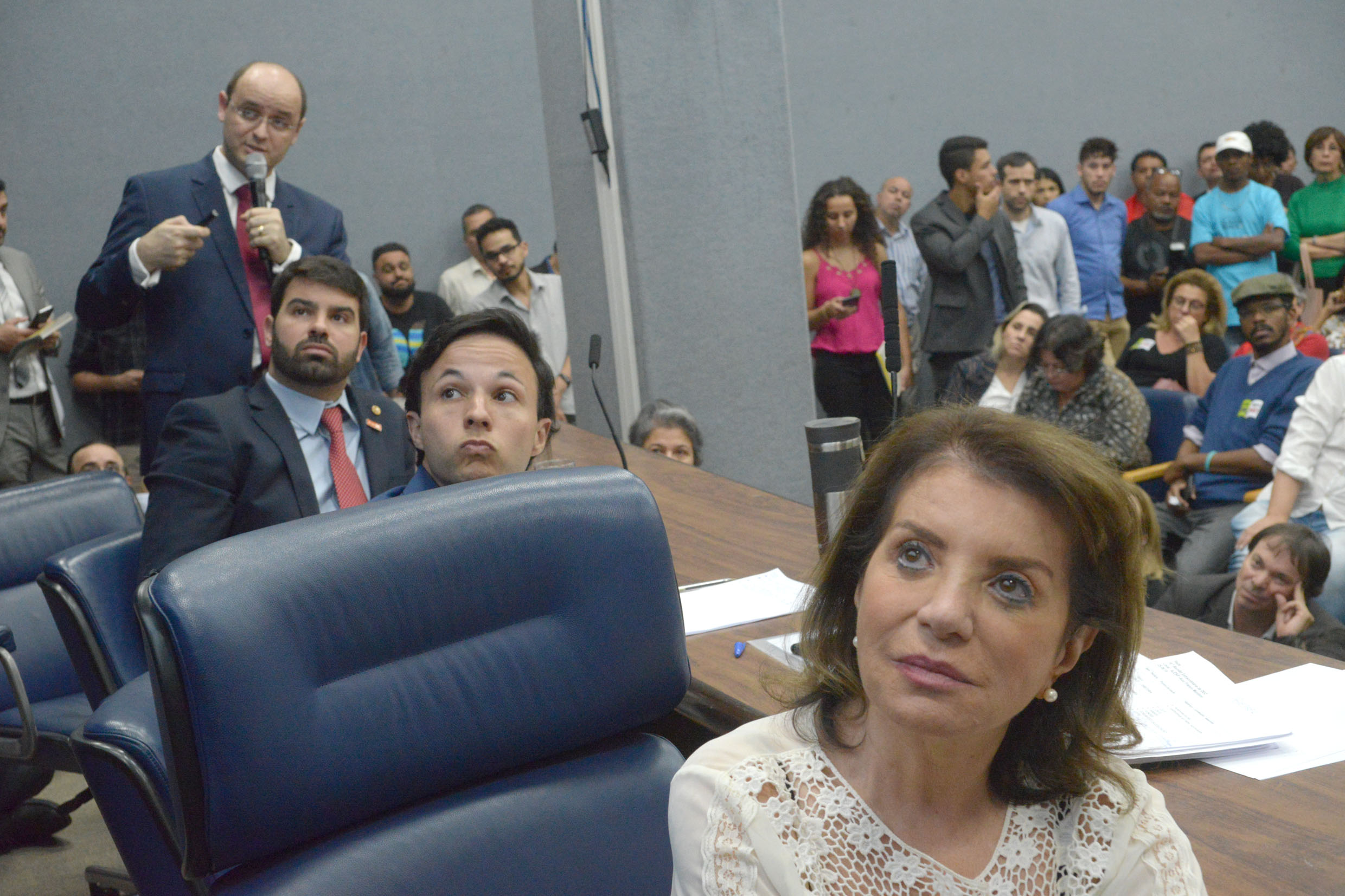 Parlamentares na comiss�o<a style='float:right;color:#ccc' href='https://www3.al.sp.gov.br/repositorio/noticia/N-06-2019/fg236361.jpg' target=_blank><i class='bi bi-zoom-in'></i> Clique para ver a imagem </a>