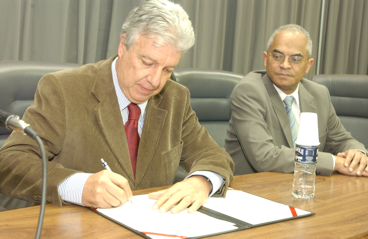 Deputados Fausto Figueira e Nivaldo Santana<a style='float:right;color:#ccc' href='https://www3.al.sp.gov.br/repositorio/noticia/03-2008/racismofausto62mau.jpg' target=_blank><i class='bi bi-zoom-in'></i> Clique para ver a imagem </a>