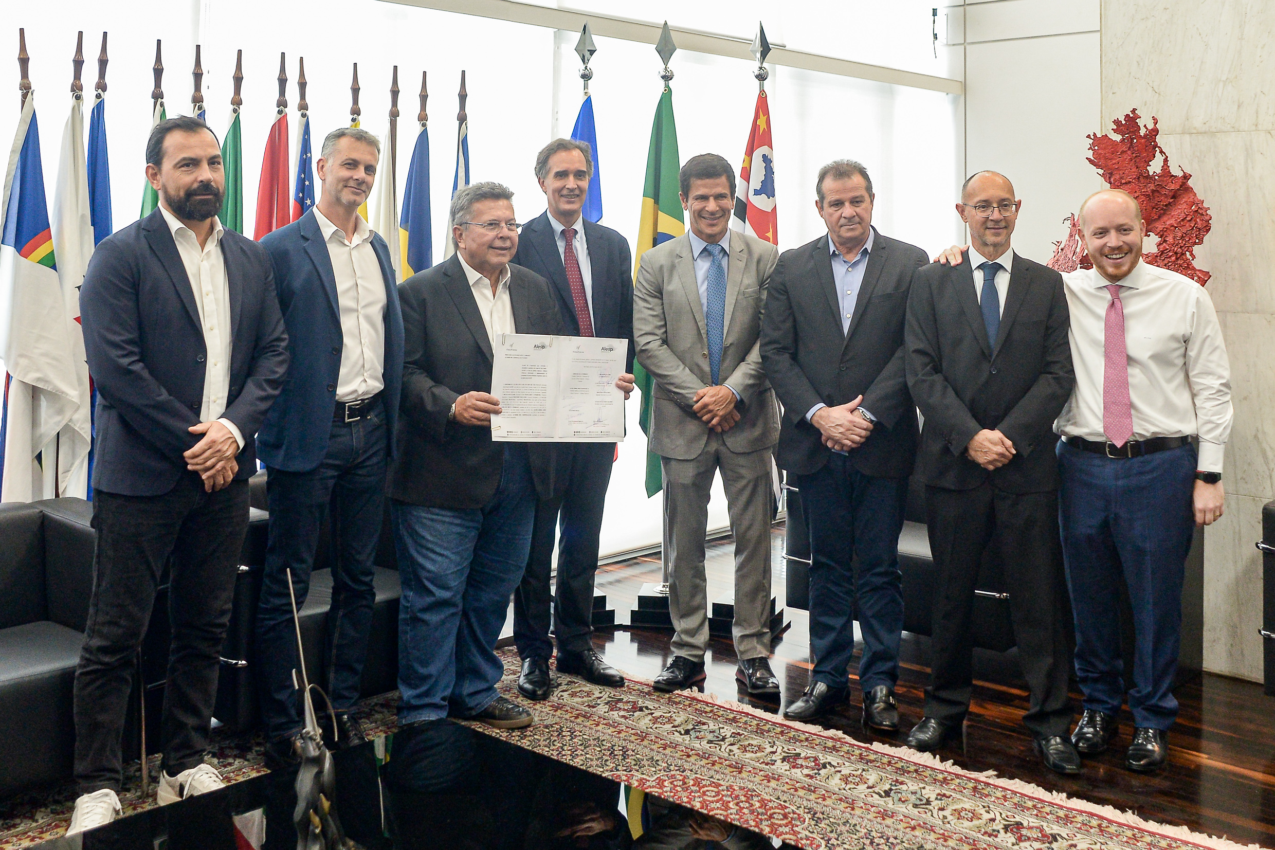 Assinatura do novo acordo da Alesp <a style='float:right;color:#ccc' href='https://www3.al.sp.gov.br/repositorio/noticia/N-03-2023/fg296261.jpg' target=_blank><i class='bi bi-zoom-in'></i> Clique para ver a imagem </a>