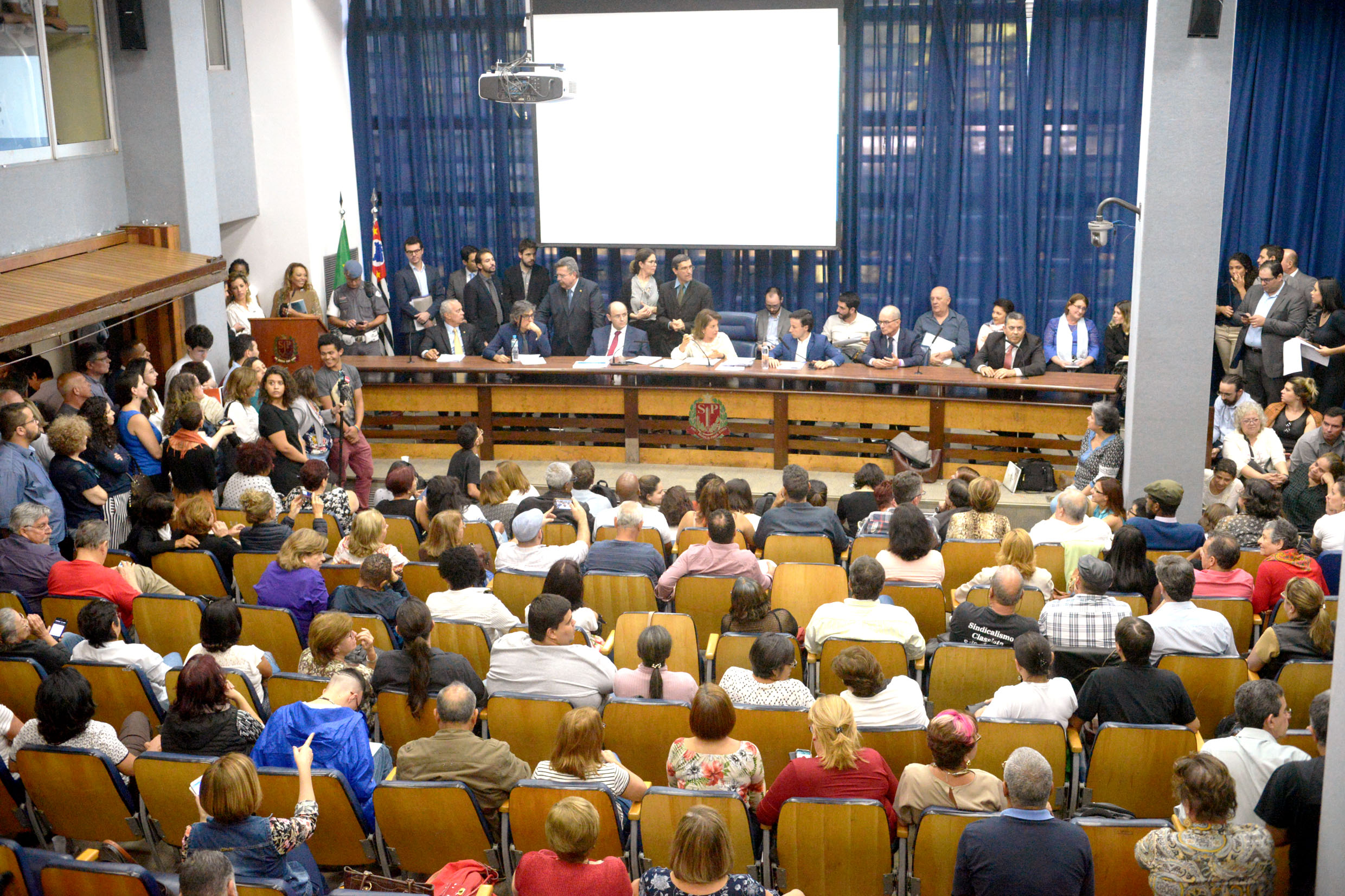 P�blico presente<a style='float:right;color:#ccc' href='https://www3.al.sp.gov.br/repositorio/noticia/N-06-2019/fg236363.jpg' target=_blank><i class='bi bi-zoom-in'></i> Clique para ver a imagem </a>